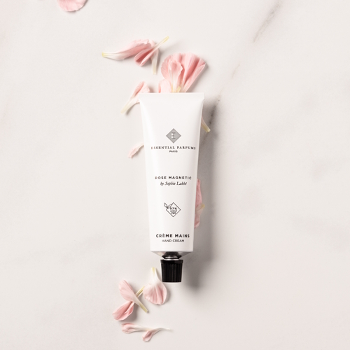 Essential Parfums Rose Magnetic – kwiatowo-ambrowe perfumy z liczi, naturalną różą Rose Essential LMR, absolutem róży tureckiej, cedrem, piżmem, wanilią i fasolą tonka.