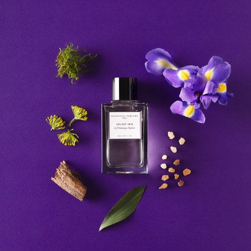 Essential Parfums Velvet Iris – kwiatowo-drzewne perfumy z irysem, różowym pieprzem, buchu, liśćmi kurkumy, galbanum, lentyszkiem, zamszem, kremowym drewnem i labdanum.