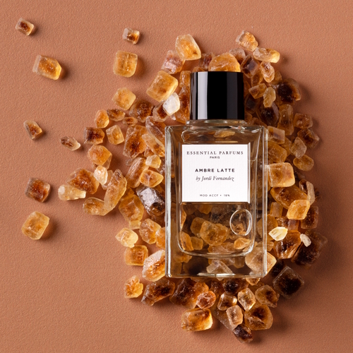 Essential Parfums Ambre Latte – gourmandowo-ambrowa kompozycja inspirowana mlekiem migdałowym, wanilią i ciepłymi drzewami.