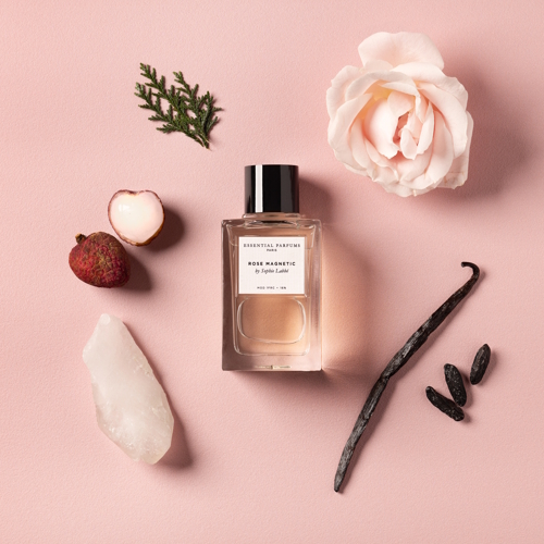 Essential Parfums Rose Magnetic – kwiatowo-ambrowe perfumy z liczi, naturalną różą Rose Essential LMR, absolutem róży tureckiej, cedrem, piżmem, wanilią i fasolą tonka.