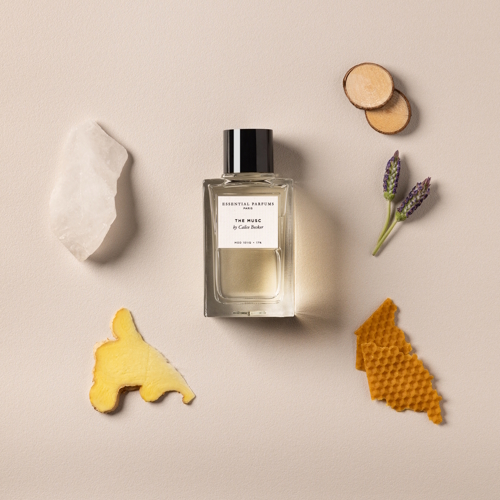 Essential Parfums The Musc – kwiatowo-piżmowe perfumy z czerwonym imbirem z Laosu, francuską lawandyną Grosso, naturalnym woskiem pszczelim, Nirvanolide i australijskim sandałowcem.
