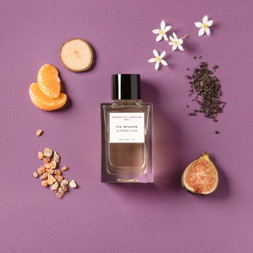 Essential Parfums Fig Infusion – drzewno-piżmowe perfumy z figą, mandarynką, klementynką, czarną herbatą, kwiatem pomarańczy, frezją, benzoesem, sandałowcem i cedrem wirginijskim.