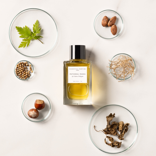 Essential Parfums Patchouli Mania – drzewno-gourmandowe perfumy z davaną, zielonym orzechem laskowym, kolendrą, kakao, herbatą, paczulą, wetiwerem, Clearwood i Cetalox.