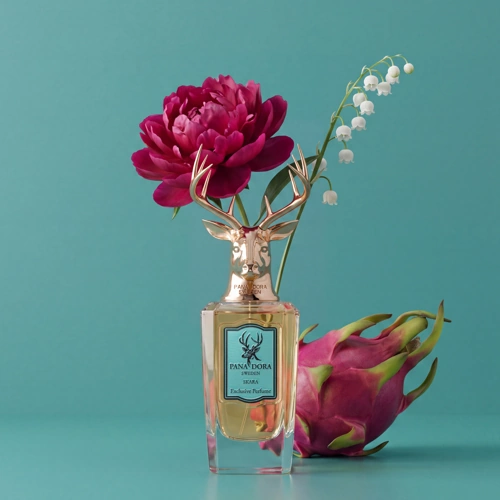 Pana Dora Skara – perfumy z bergamotką, konwalią, pitają, czarną porzeczką, brzoskwinią, wiśnią, białym piżmem, wanilią i paczulą.