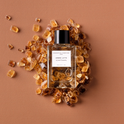 Essential Parfums Ambre Latte – gourmandowo-ambrowa kompozycja inspirowana mlekiem migdałowym, wanilią i ciepłymi drzewami.