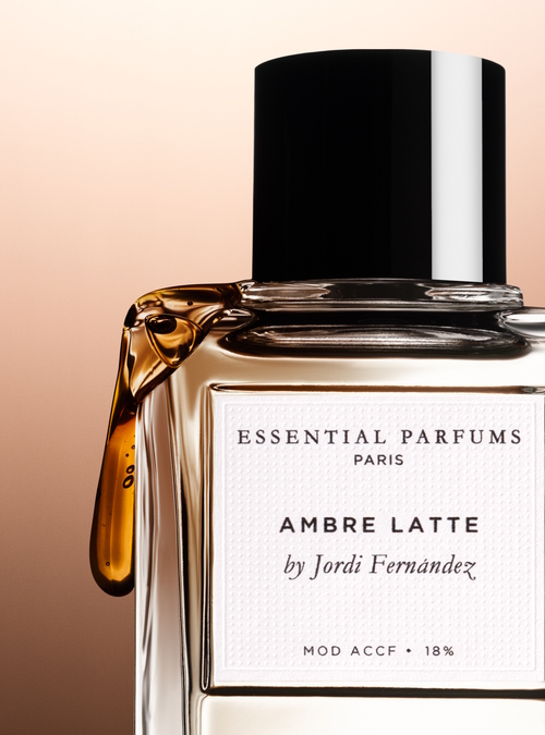 Essential Parfums Ambre Latte – flakon perfum otoczony mlecznymi i ambrowymi akordami podkreślającymi gourmandowy charakter kompozycji.