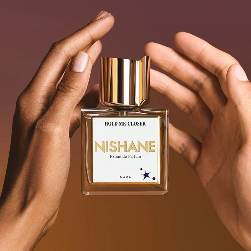 Nishane Hold Me Closer – ekstrakt perfum z arcydzięglem, likierem gruszkowym, głogiem, rumiankiem, tonką i papirusem.