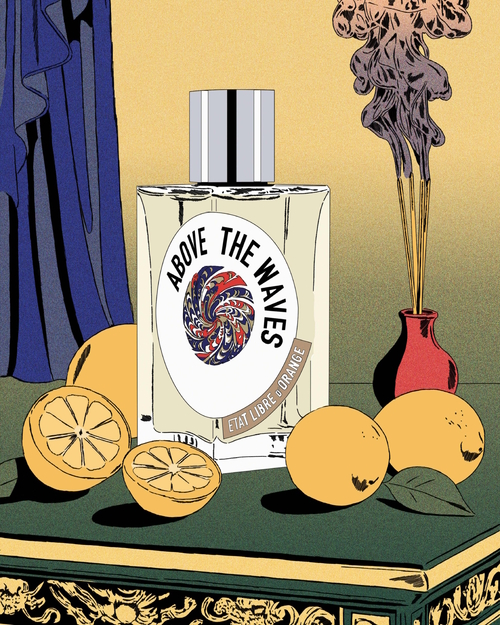 Ilustracja przedstawia flakon perfum „Above The Waves” marki Etat Libre d’Orange ustawiony na ozdobnym stoliku. Wokół butelki leżą przekrojone i całe cytrusy, a po prawej stronie stoi mały czerwony wazon z unoszącym się dymem kadzidła. Tło tworzą zasłona w głębokim, niebieskim kolorze oraz stylizowane, graficzne elementy w odcieniach beżu i zieleni. Całość utrzymana jest w artystycznym, lekko retro stylu