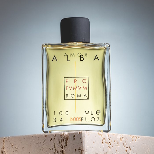 Profumum Roma Alba – flakon perfum podkreślający pudrowy, drzewno-ambrowy charakter kompozycji.