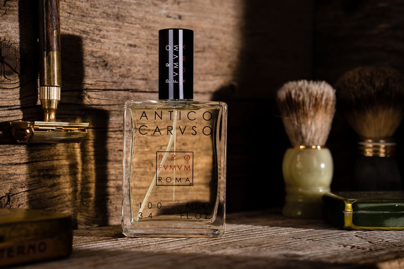 Profumum Roma Antico Caruso – flakon perfum inspirowany klasyczną elegancją i atmosferą tradycyjnego włoskiego barbershopu.
