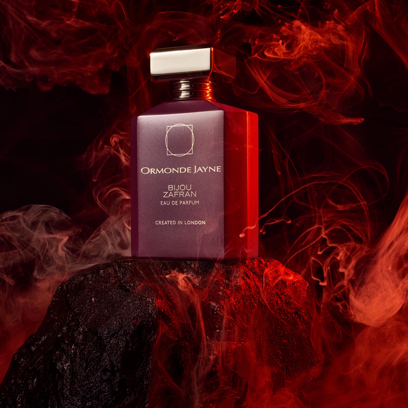 Ormonde Jayne Bijou Zafran – flakon perfum na tle złotych i mineralnych akordów podkreślających szafranowo-ambrowy charakter kompozycji.