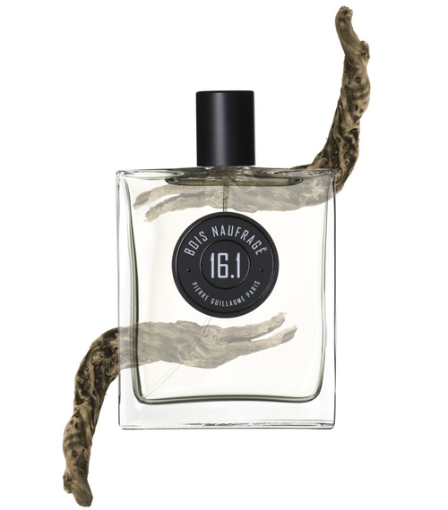 Flakon perfum Pierre Guillaume 16.1 Bois Naufrage — prostokątna, przezroczysta butelka z czarnym okrągłym logo i numerem „16.1” na froncie. Z flakonu wychodzi kawałek dekoracyjnego drewna dryfującego, nawiązujący do morskiej i drzewnej inspiracji zapachu. Całość ma minimalistyczny, elegancki i naturalny charakter