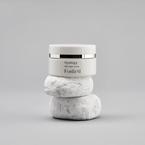 Forlle’d Hyalogy BW Night Cream – rozjaśniający krem przeciwstarzeniowy na noc dla skóry z przebarwieniami.