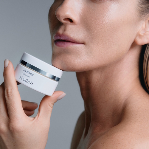 Hyalogy CLG Cream – krem kolagenowy do twarzy w eleganckim opakowaniu, symbolizujący intensywną regenerację, lifting oraz ochronę bariery skórnej