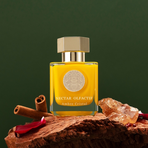 Nectar Olfactif Ambre Cristal – ekstrakt perfum z różowym pieprzem, cynamonem, kardamonem, gałką muszkatołową, różą, szafranem, kadzidłem, skórą, drewnem bursztynowym, oudem, sandałowcem i fasolą tonka.