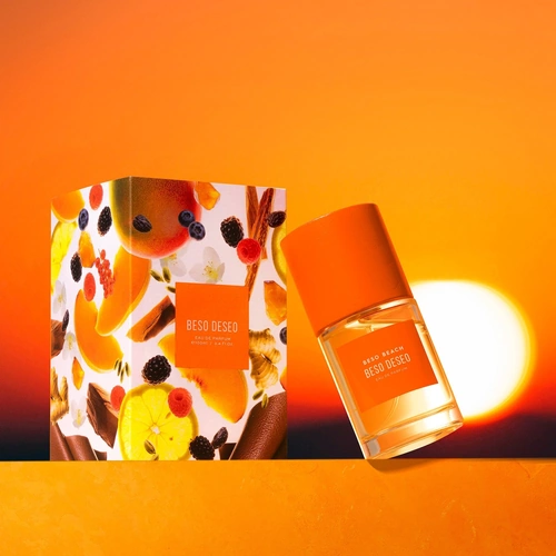 Beso Beach Beso Deseo – perfumy z imbirem, cytryną, mango, czerwonymi owocami, jaśminem, kardamonem, cedrem, oudem, skórą i fasolą tonka.