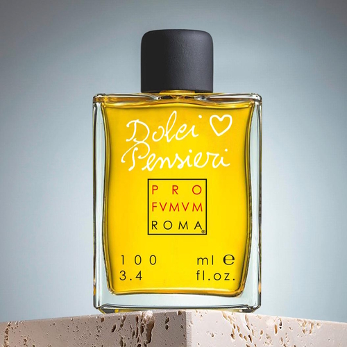 Profumum Roma Dolci Pensieri – flakon perfum podkreślający romantyczny, kwiatowo-gourmandowy charakter kompozycji.