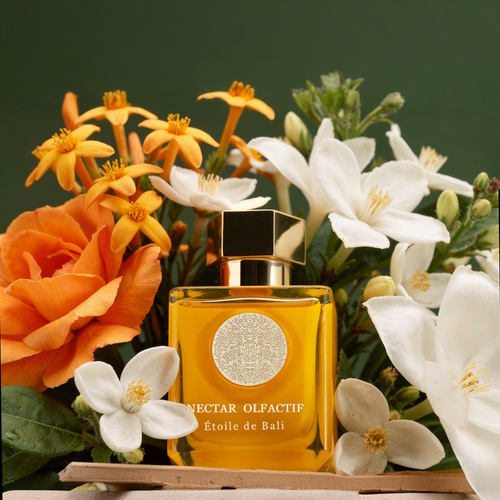Nectar Olfactif Étoile de Bali – ekstrakt perfum z bergamotką, mandarynką, frezją, lilią, miodem, zielonym akordem roślinnym, drzewem sandałowym i piżmem.