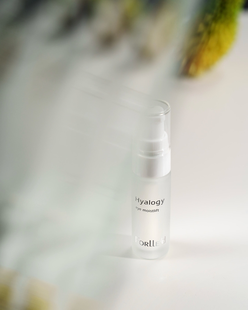 Forlle’d Hyalogy Eye Moistlift – liftingujące serum na okolice oczu o działaniu nawilżającym i wygładzającym.