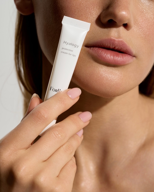 Forlle’d Hyalogy Protective Cream for Lips – regenerujący krem ochronny do ust o działaniu nawilżającym i wygładzającym.