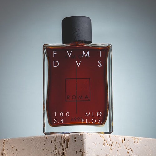 Profumum Roma Fumidus – flakon perfum podkreślający dymny, drzewno-skórzany charakter kompozycji.