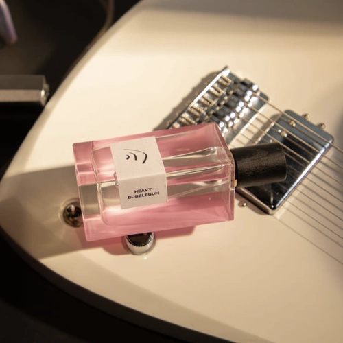 L’Orchestre Parfum Heavy Bubblegum – perfumy z akordem gumy balonowej, szminką, arbuzem, tlenkiem róży, wanilią i białym piżmem.