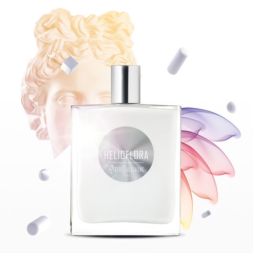 Flakon perfum Pierre Guillaume Helioflora na tle artystycznej kompozycji z klasyczną rzeźbą w pastelowych barwach i kolorową, półprzezroczystą mgiełką przypominającą płatki kwiatów. Buteleczka jest minimalistyczna, przezroczysta, z prostą srebrną zatyczką i napisem „Helioflora Pierre Guillaume”. Grafika oddaje świeży, świetlisty i artystyczny charakter zapachu