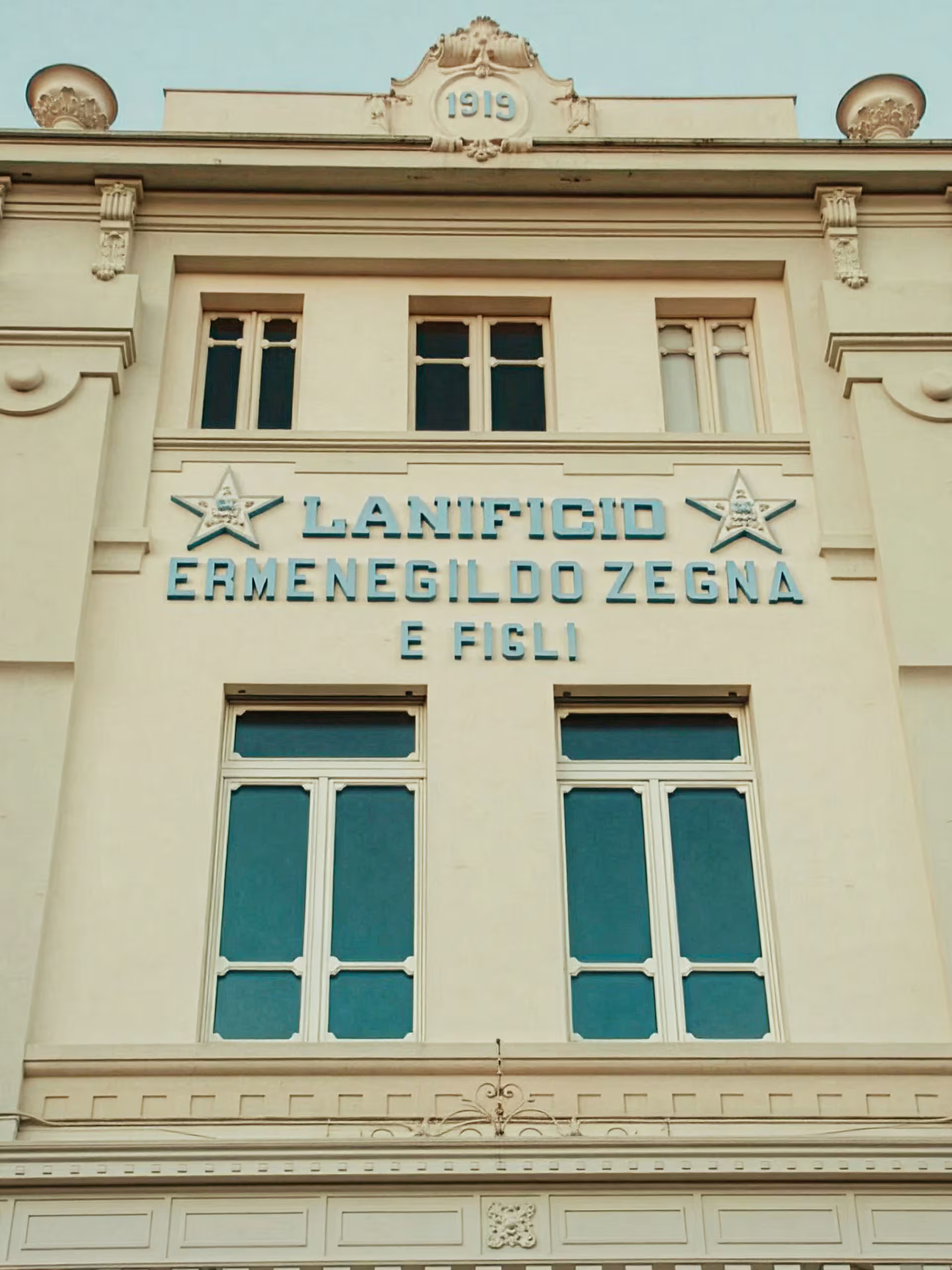 Inspiracja zapachu Zegna Il Lanificio – wnętrze włoskiej przędzalni, bele wełny i industrialna przestrzeń produkcyjna.