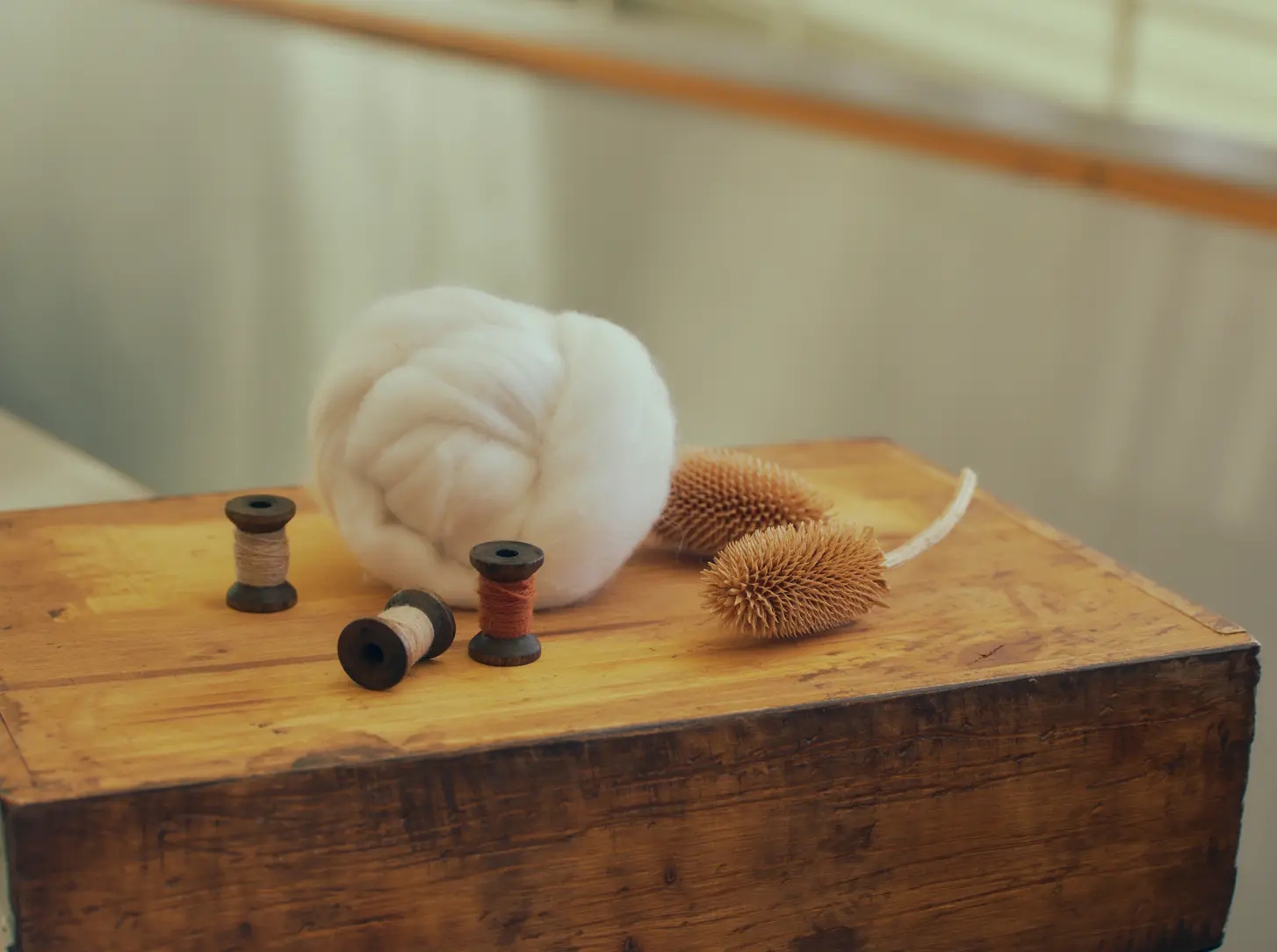 Detal inspirowany tkaniną i strukturą materiału – miękka wełna i ręczne rzemiosło jako symbol jakości.