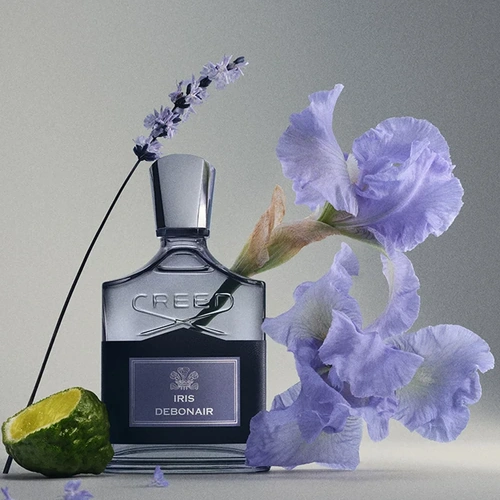 Creed Iris Debonair – perfumy fougere floral z bergamotką, absyntem, lawendą angielską, liściem fiołka, figą, francuskim irysem Pallida, ambrette i drewnem ambrowym.