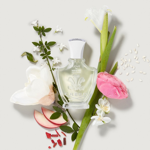 Flakon Love in White For Summer na tle kompozycji złożonej z nut zapachowych