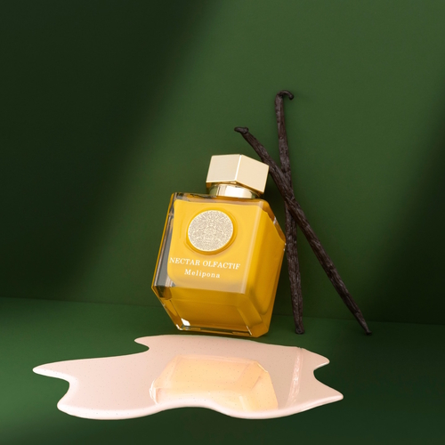 Nectar Olfactif Melipona – ekstrakt perfum z wanilią Bourbon, drewnem kaszmirowym, akordem bursztynowym, Ambre Crystal, piżmami i cukrem waniliowym.