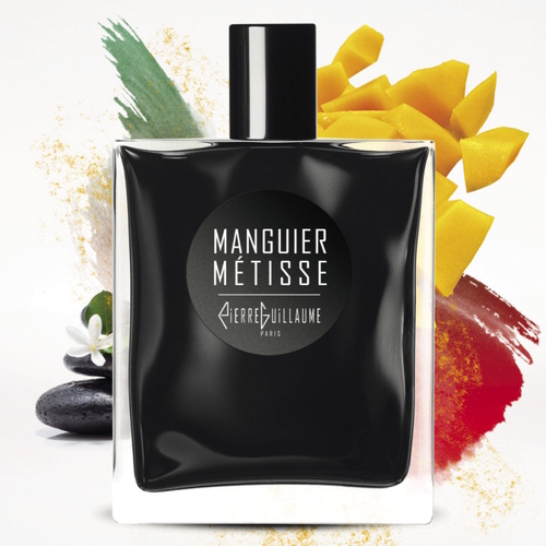 Czarny flakon perfum Pierre Guillaume Manguier Métisse na jasnym tle, otoczony wizualnymi akcentami mango, kwiatów i kolorowych pociągnięć pędzla, symbolizujących egzotyczną, kwiatowo-drzewną kompozycję zapachu