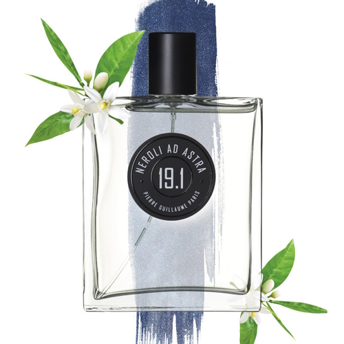 Flakon perfum Pierre Guillaume Néroli Ad Astra 19.1 – elegancka, przezroczysta butelka z czarnym korkiem i minimalistyczną etykietą. W tle pociągnięcie pędzla w odcieniu błękitu symbolizujące niebo. Kompozycję otaczają białe kwiaty neroli i zielone liście pomarańczy, podkreślające świeży, kwiatowo-zielony charakter zapachu