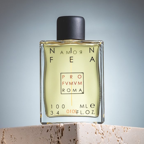 Profumum Roma Ninfea – flakon perfum podkreślający wodny, kwiatowo-akwatyczny charakter kompozycji.