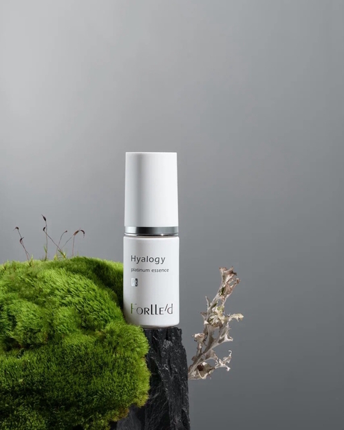 Forlle’d Hyalogy Platinum Essence – antyoksydacyjne serum z jonizowaną platyną i kwasem hialuronowym.