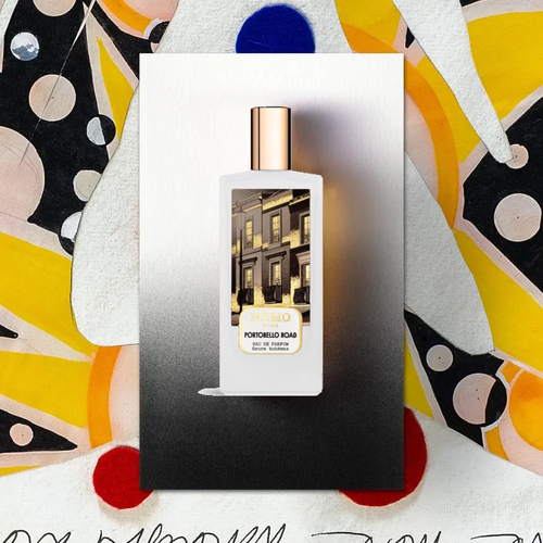 Flakon perfum Memo Portobello Road o prostokątnym kształcie, z miedzianą zatyczką i etykietą przedstawiającą londyńskie kamienice, ustawiony na tle kolorowej, abstrakcyjnej kompozycji autorstwa Kate Daudy, inspirowanej dzielnicą Notting Hill