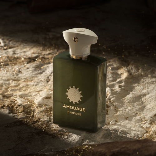 Flakon perfum Amouage Purpose ustawiony na jasnym tle, z charakterystyczną kopułą i elegancką, minimalistyczną formą. Kompozycja podkreśla luksusowy, drzewno-przyprawowy charakter zapachu.