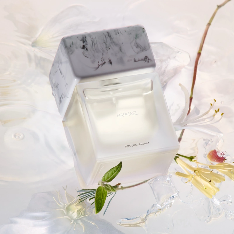 Sora Dora Raphael – ekstrakt perfum z kardamonem, różowym pieprzem, rabarbarem, irysem, magnolią, wiciokrzewem, wetiwerem, wanilią, cedrem, paczulą i białymi piżmami.