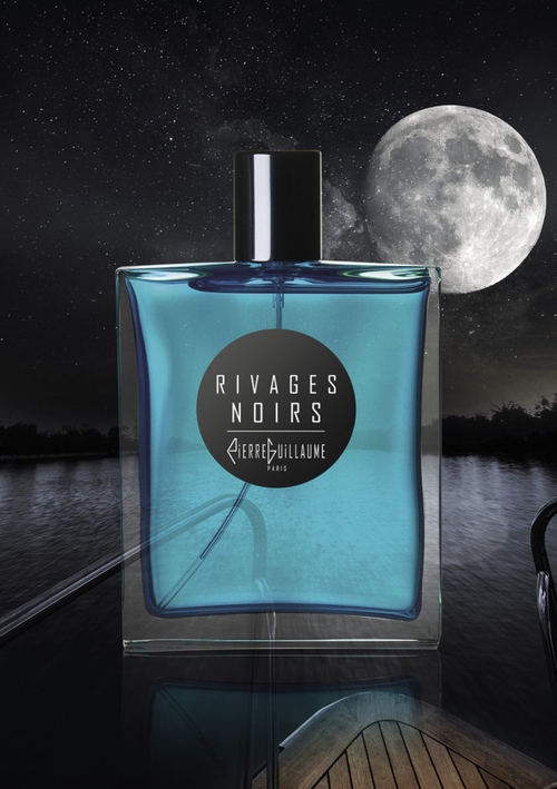 Flakon perfum Pierre Guillaume Rivages Noirs w kolorze głębokiego błękitu stoi na pokładzie łodzi, na tle nocnego nieba z pełnią księżyca odbijającą się w spokojnej tafli wody. Elegancka butelka o minimalistycznym designie, z czarną etykietą i srebrnym korkiem, symbolizuje klimat nocnej podróży po Morzu Śródziemnym — tajemniczy, drzewno-korzenny i zmysłowy charakter zapachu