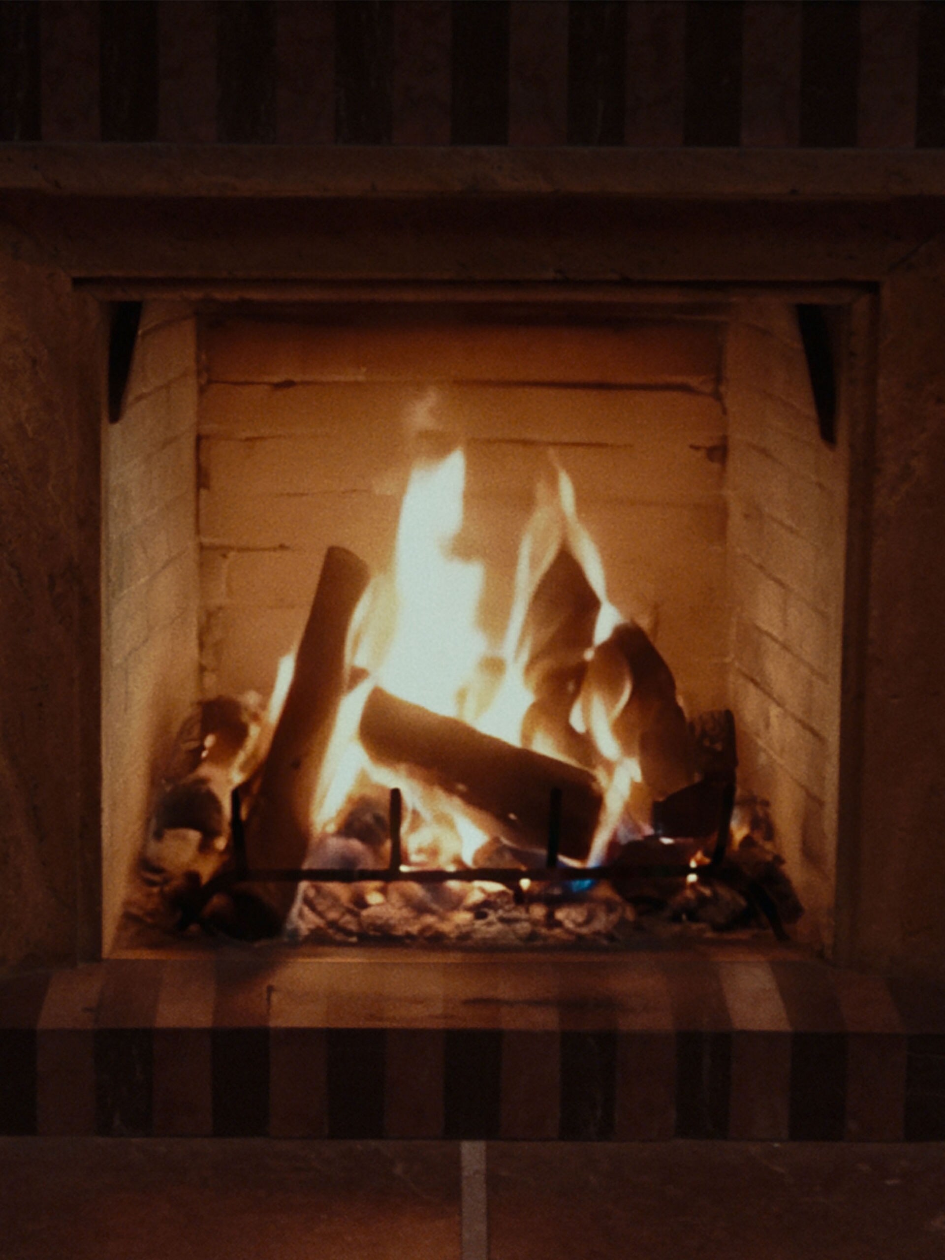 Inspiracja zapachu Zegna Saga del Piemonte – wieczór przy kominku, ciepłe światło ognia i rodzinna atmosfera.