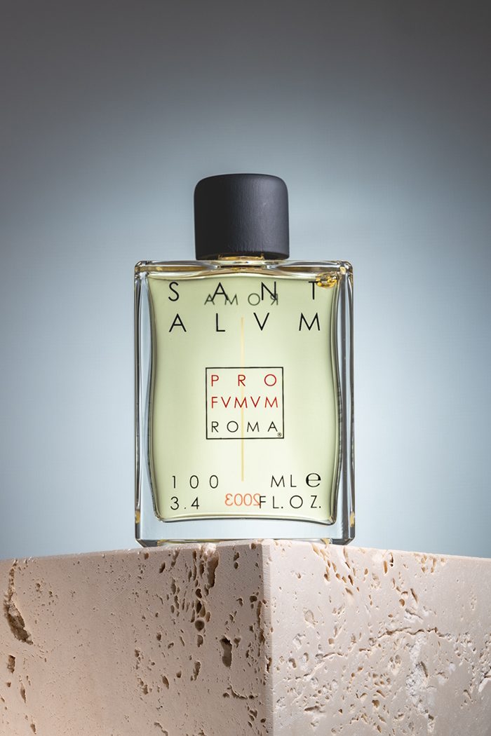Profumum Roma Santalum – flakon perfum podkreślający kremowy, orientalno-drzewny charakter zapachu.