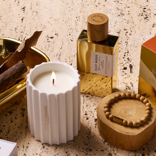 Goldfield & Banks Silky Woods Limited Edition Candle – luksusowa świeca zapachowa inspirowana australijskim agarwood, wanilią i dymnymi liśćmi tytoniu.