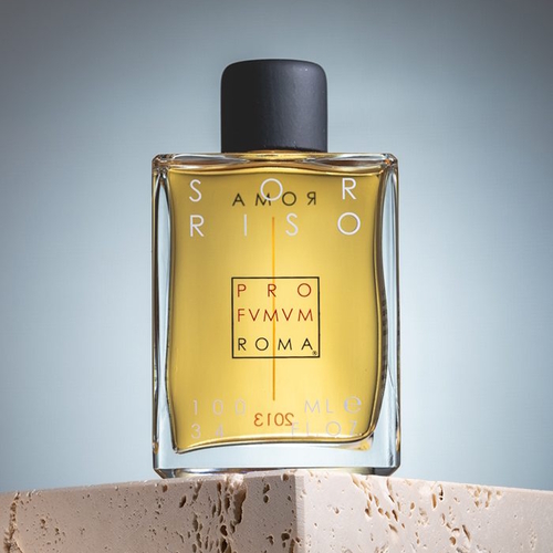 Profumum Roma Sorriso – flakon perfum podkreślający gourmandowy, czekoladowo-waniliowy charakter kompozycji.
