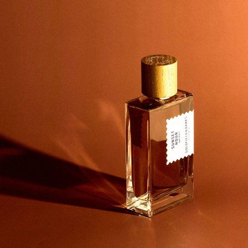 Goldfield & Banks Sunset Hour Dark Peach – perfumy z jamajskim rumem, mandarynką, różowym pieprzem, imbirem, benzoesem, wanilią i fasolą tonka.