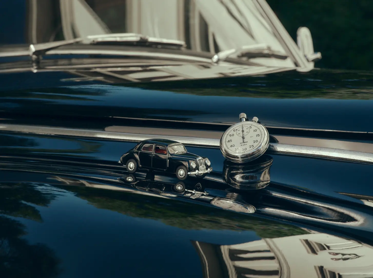 Widok alpejskiego krajobrazu i otwartej drogi symbolizującej podróż i wolność.