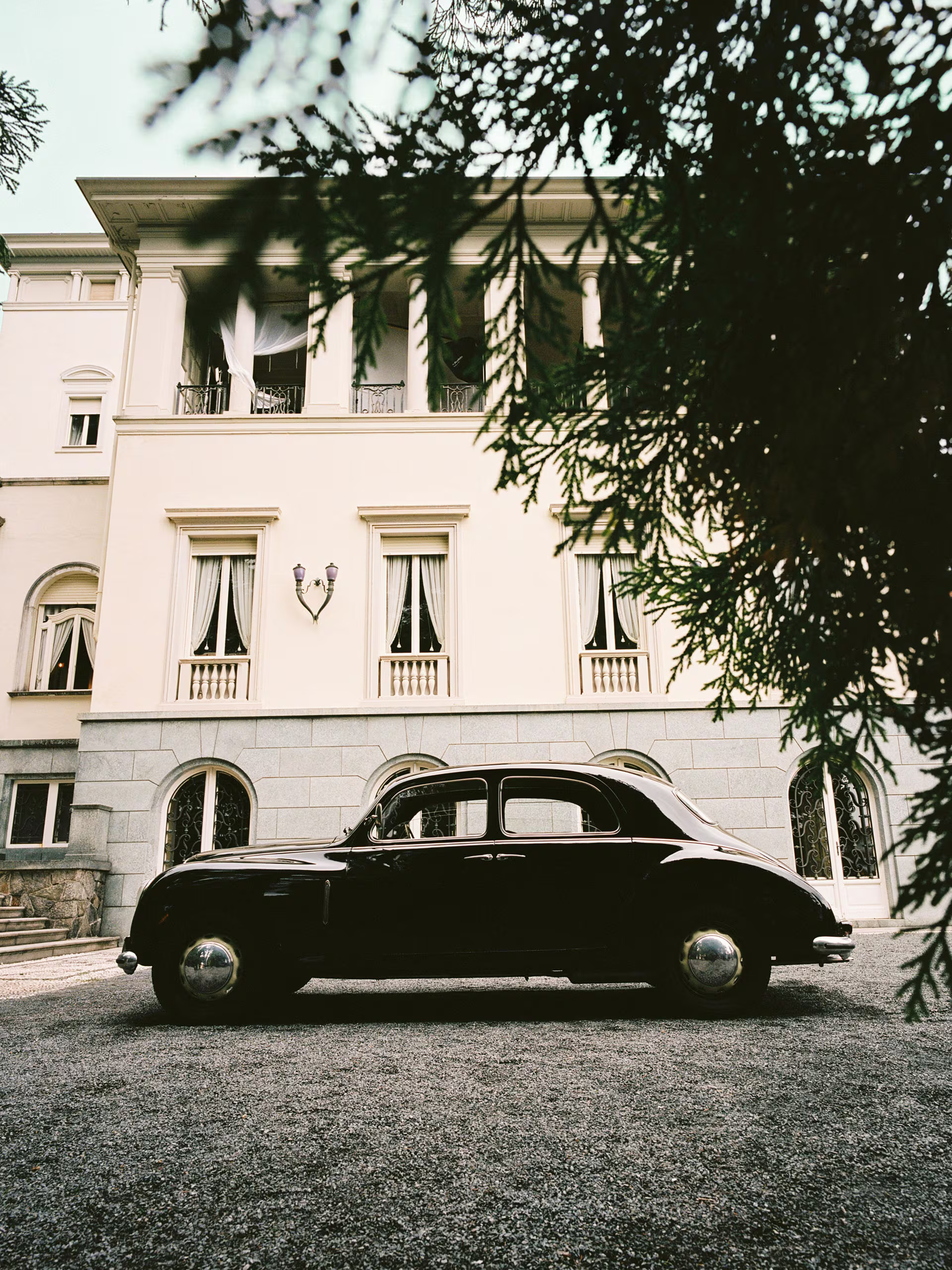 Inspiracja zapachu Zegna A Trivero – klasyczny samochód i górska droga w Alpach.