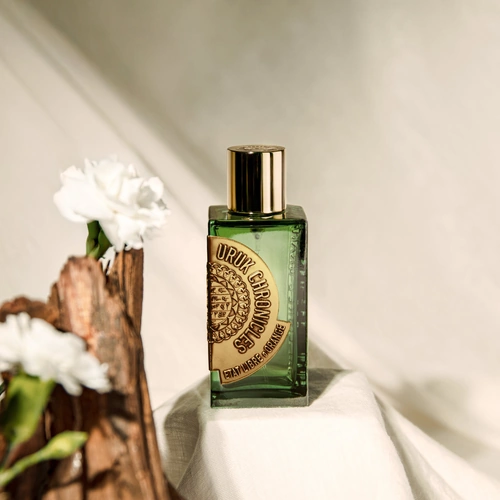 Etat Libre d’Orange Uruk Chronicles – ambrowo-owocowe perfumy z truskawką, mandarynką, szafranem, irysem, fasolą tonka, cypriolem i cedrem.