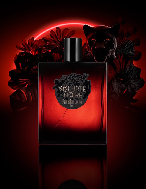 Flakon perfum Pierre Guillaume Volupté Noire w głębokim, czerwono-czarnym gradiencie stoi na ciemnym tle. W tle widoczna jest czarna pantera o przenikliwym spojrzeniu oraz ciemnoczerwone kwiaty, podkreślone intensywną poświatą w odcieniu czerwieni. Kompozycja tworzy tajemniczy, zmysłowy i elegancki klimat