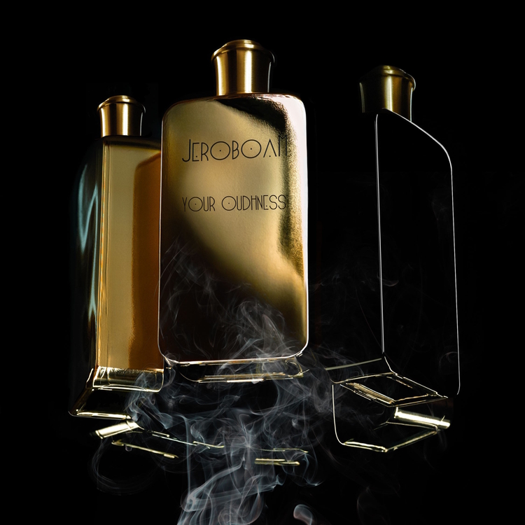Jeroboam Your Oudhness – flakon perfum w ciemnym, drzewnym otoczeniu podkreślającym oudowy i skórzany charakter kompozycji.